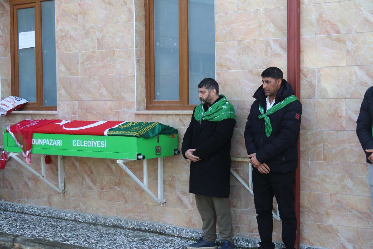 Trafik canavarının kurbanı oldu! Asker örtüsü omzuna değil tabutuna serildi 5